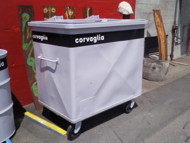 Abfallcontainer, aussen, Wand hinten mit Farbe hervorgehoben