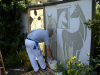 <b>herr peter restauriert ein wandbild  von richard wannenmache.jpg</b><br>