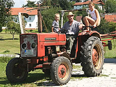 Traktorfahrt auf dem Ferienhof in Bayern