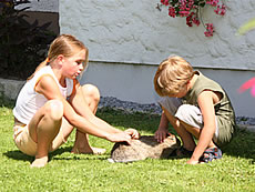 Julia und Sven mit dem Hase Felix auf dem Bauernhof im Bayerischen Wald