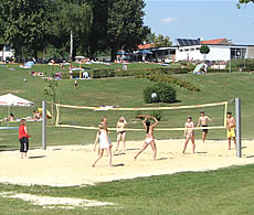 Beachvolleyball im Freibad