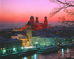 Dreifl&uuml;ssestadt Passau bei Nacht