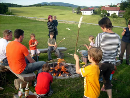Stockbrot schmeckt allen gut! - Familienurlaub auf dem Ferienhof in Bayern