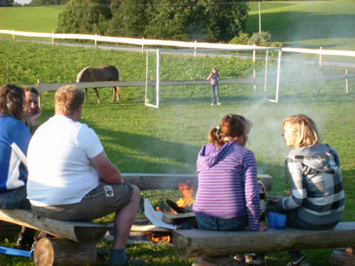 netter Plausch am Lagerfeuer - Familienurlaub auf dem Ferienhof im Bayerischen Wald