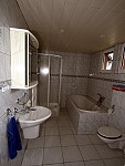 Das Bad mit Wanne und WC