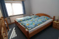 Schlafzimmer mit Kinderbett