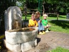 Kinder Seifert am Brunnen Kinder Seifert am Brunnen