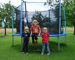 Kinderspielplatz mit Trampolin