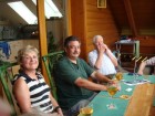 Ein Bauernradler löscht den Durst - Vater spielt auf der Mundharmonika Ein Bauernradler löscht den Durst - Vater spielt auf der Mundharmonika