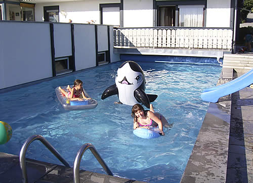 Schwimmen im Pool vor den Ferienwohnungen auf dem Schm�llerhof-Grund, Urlaub in Bayern