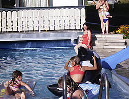 Schwimmen und Plantschen im Pool, Familienurlaub in Bayern