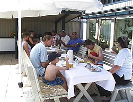 Auf unserer Sonnenterrasse treffen sich unsere G&auml;ste mit der ganzen Familie zum Kaffeetrinken oder Abends zum gemeinsamen Grillen
