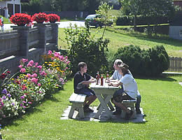 Gem&uuml;tliche Brotzeit auf der Gartenbank - Urlaub im Bayerischen Wald