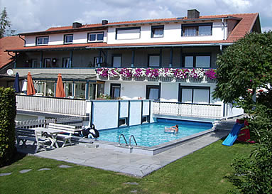 Pool Schwimmbad direkt vor der Ferienwohnung in Bayern