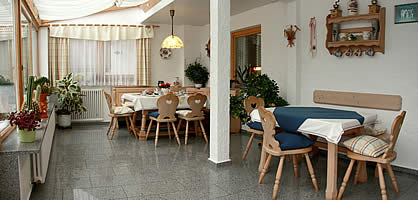 Unser beliebter Wintergarten dient Ihnen am Morgen als Frühstücksraum und abends als Aufenthaltsraum zum geselligen Beisammensein für den Urlaub in der Ferienwohnung in Bayern.