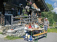 Wanderpause auf einer Almh&uuml;tte