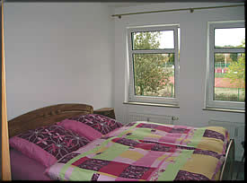 Hier der Blick zu den Schlafzimmerfenstern