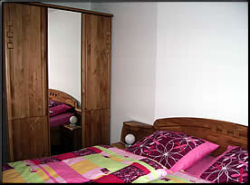 Hier der Blick zum Schlafzimmerschrank