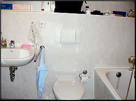Blick ins Bad mit der Badewann/WC