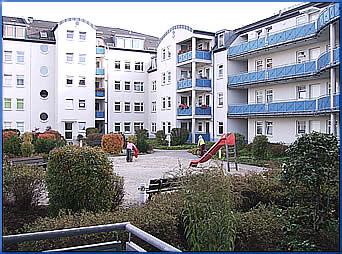 Blick aus der Ferienwohnung in den dazugeh&ouml;renden Au&szlig;enbereich.