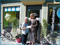 Preis&uuml;bergabe zum Ostergewinnspiel 2011 von FFBistbesser