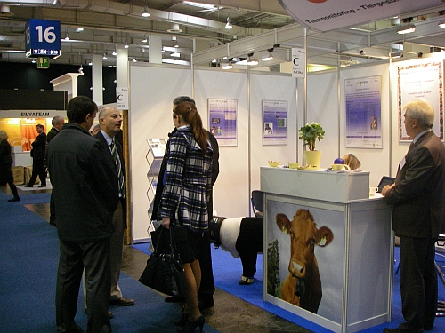 Publikum vor dem Stand