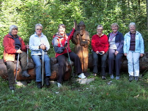 Gruppenfoto auf Holzstamm