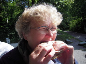 Therese beim Brotessen