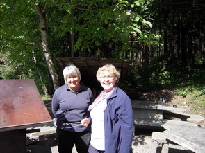 Therese mit Doris am Grill