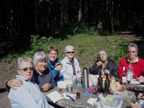 Annemarie, Doris, Monika, Susanne, Rosmarie und Margrit beim Essen