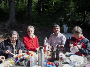 Loni, Bruno, Margrit und Rosmarie beim Essen
