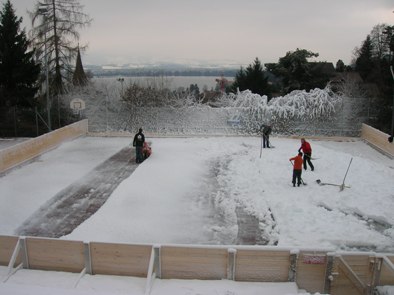 Der künstliche Schnee muss verteilt werden