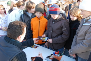 Marco Bührer händigt Autogramm aus