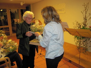 Die Pr�sidentin dankt Dr. Marthe Gosteli Gastrednerin und �bergibt Blumen, ein Buch und Spende f�r das Gosteliarchiv 