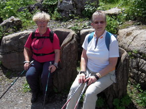 Therese und Margrit in geschnitzen S&auml;sseln