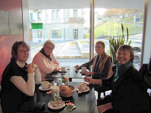 Uschi, Elisabeth, Erika und Christine bei Kaffee und Gipfeli
