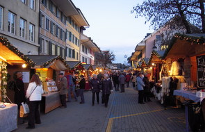 Einblick in die versch. Marktst&auml;nde in Huttwil