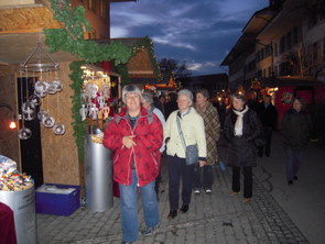Doris, Susanne, Annemarie, Brigitte und Loni beim Bummeln