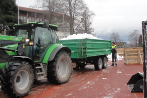 Der Eisabrieb der Kunsteisbahn Thun kommt an