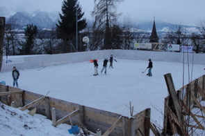 Nach 1 Woche Aufbau kann die Eisbahn benutzt werden