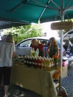 Unsere Praktikantinen Leo und Alex auf dem Bauernmarkt 08