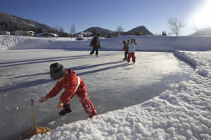 &copy;Lammertal.info - Eislaufen am Seepark St. Martin