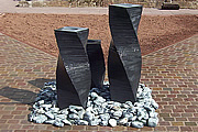 Zierbrunnen in Indischem Sandsteinpflaster.