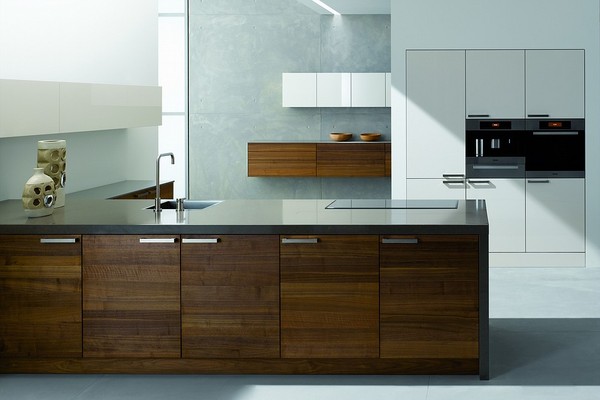 Architektenk&uuml;che Amerikanischer Nussbaum massiv / Hochglanzlack cam&eacute; / Arbeitsplatte Quarzwerkstoff 60 mm