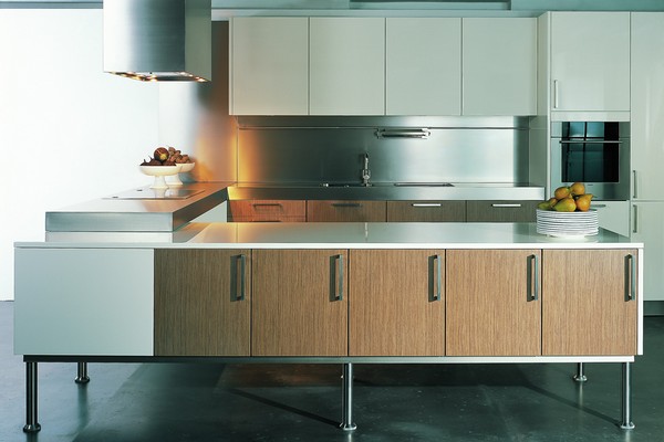 Architektenk&uuml;che Hochglanzlack bl&uuml;tenweiss mit Fineline-furnier noce | Arbeitsplatte Edelstahl 100 mm