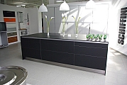 Designerküche von Eggersmann: Glasblock schwarz | Schrank Aluminium natur