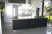 Designerküche von Eggersmann: Glasblock schwarz | Schrank Aluminium natur