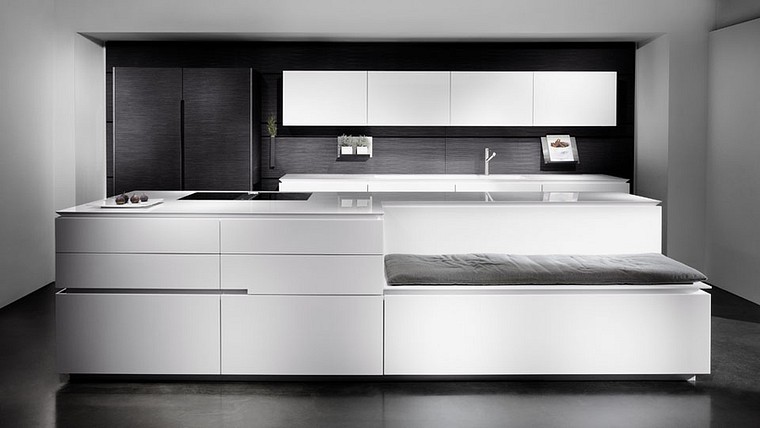Eggersmann-K&uuml;che:  Wandzeile Quarzglas reinwei&szlig; kombiniert mit Blockfurnier Eiche grau gepr&auml;gt 