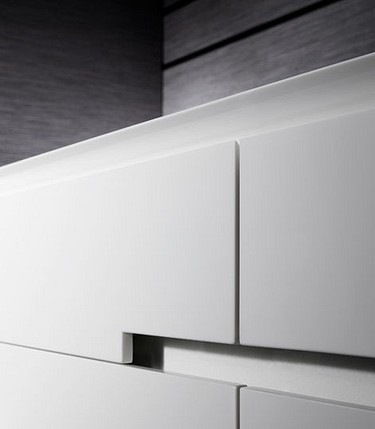 Eggersmann-K&uuml;che: Detail Front mit Griffmulde Quarzglas reinwei&szlig;