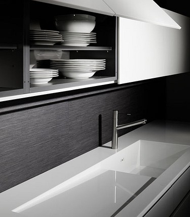 Eggersmann-K&uuml;che: Quarzglas reinwei&szlig; R&uuml;ckwandpaneele Blockfurnier Eiche grau gepr&auml;gt | Detail Becken
